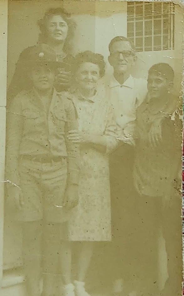 Restauração e colorização de foto de família — antes